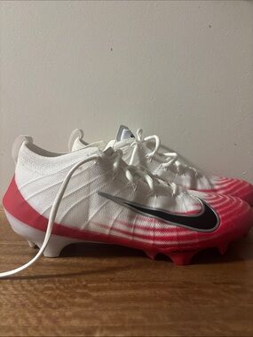 Nike  Men White and Red Soccer Cleats with Black Swoosh size 9.5